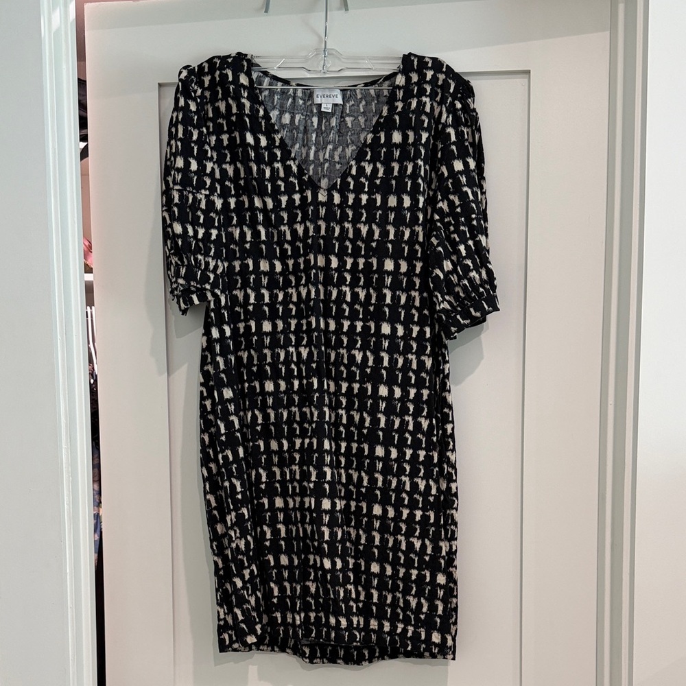 Evereve Black & Cream V-Neck Printed Dress